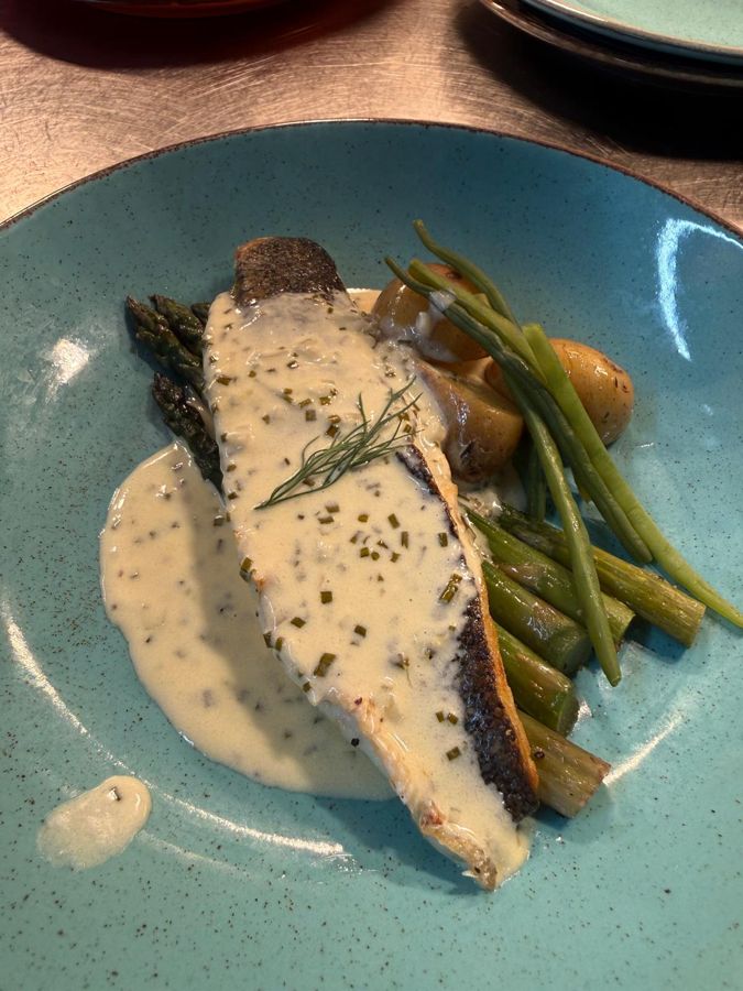 Sea bream fillet with beurre blanc, asparagus and new potatoes